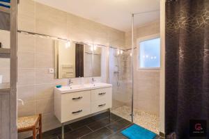 Koupelna v ubytování Biscarrosse Bourg Maison tout confort proche du centre ville + 19 fotografií