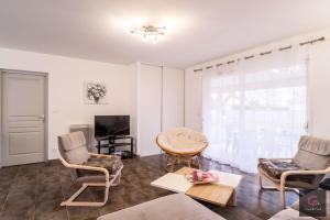 TV a/nebo společenská místnost v ubytování Biscarrosse Bourg Maison tout confort proche du centre ville