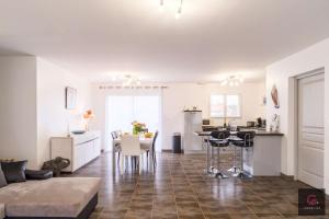 Kuchyň nebo kuchyňský kout v ubytování Biscarrosse Bourg Maison tout confort proche du centre ville