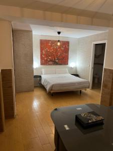 Posteľ alebo postele v izbe v ubytovaní APARTAMENTOS HÉRCULES SEVILLa