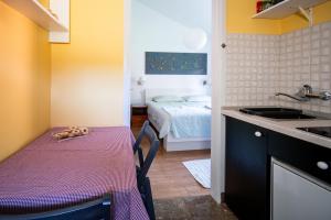 Kuchyň nebo kuchyňský kout v ubytování Art Apartment SeaSoul