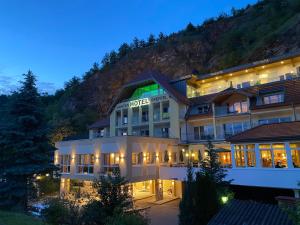 Nespecifikovaný výhled na hory nebo výhled na hory při pohledu z hotelu