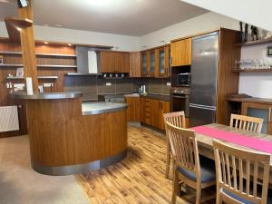 Kuchyň nebo kuchyňský kout v ubytování Apartmán Bílá Hora - Roudná