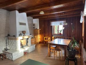 un salon avec une table et une cheminée dans l'établissement Summit Chalet Ždiar, à Ždiar