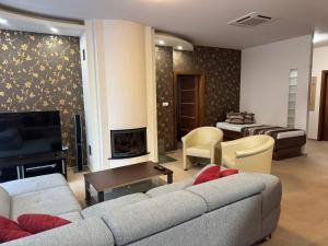 TV a/nebo společenská místnost v ubytování Apartmán Bílá Hora - Roudná