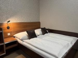 Postel nebo postele na pokoji v ubytování Apartmán Bílá Hora - Roudná