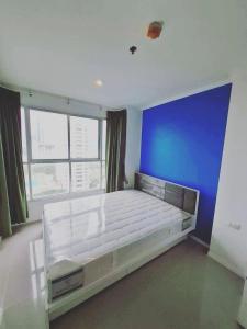 a bedroom with a large bed with a blue wall at Seaview 1Bedroom 1Bathroom 33Sqm Floor14th Pattaya FO in Jomtien Beach