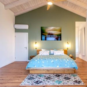 Postel nebo postele na pokoji v ubytování Perfect villa in Ein Zivan, Golan Heights + 25 fotografií