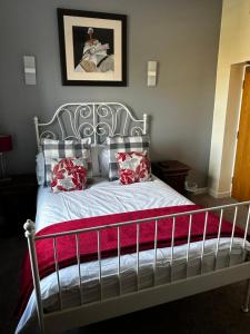 Postel nebo postele na pokoji v ubytování Ecclefechan Hotel