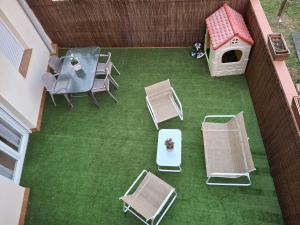 an aerial view of a patio with chairs and a dog house at Apartamento Confort Valderrobres in Valderrobres