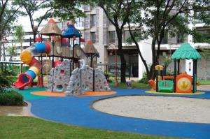 une aire de jeux avec un toboggan dans un parc dans l'établissement Cheapest 3 Bedroom Apartment in Sky House BSD - Duxton 1, à Samporo