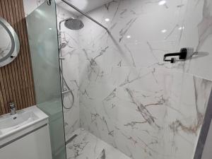 Koupelna v ubytování Боко 16-18 + 16 fotografií