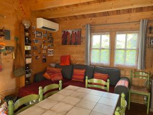 una sala de estar con un sofá y una mesa en Le chalet de Kiki, en Le Verdon-sur-Mer
