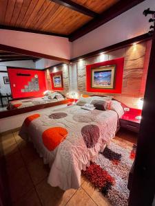 Postel nebo postele na pokoji v ubytování Hotel Rodelu + 37 fotografií