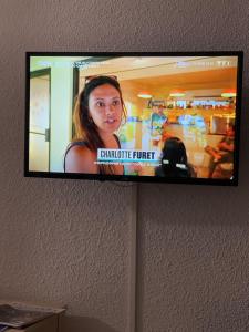 TV a/nebo společenská místnost v ubytování Joli studio près de la forêt
