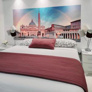 1 dormitorio con 1 cama y una pintura de un edificio en House 5 minutes walk from Vatican Museums, en Roma