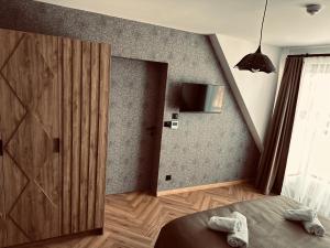 Una televisión o centro de entretenimiento en Leśny Wierch luxury spa villas