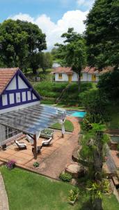 an aerial view of a house with a pool at Loft Cerejeira no Sítio Gaia Miguel Pereira RJ in Miguel Pereira +10 photos