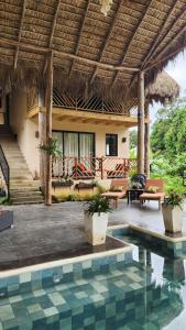 una villa con piscina e resort di Boho villas and spa a El Valle