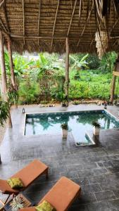 una piscina in un resort con due lettini di Boho villas and spa a El Valle
