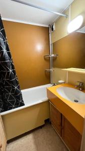 a bathroom with a bath tub and a sink at Résidence Les Ruches - maeva Home - Studio 4 personnes - Sélection MAE-5761 in Avoriaz