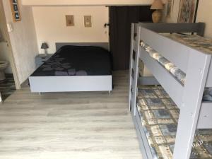 a bedroom with a bunk bed and a staircase at Duplex Eden Park in Le Pradet