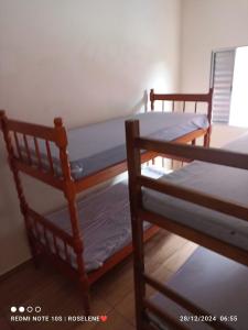 two bunk beds sitting in a room with at Descanso - Casa de Praia in Mongaguá