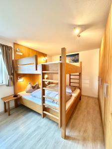 a bunk bed room with two bunk beds at Schofer Eck - fewo-badhindelang in Bad Hindelang
