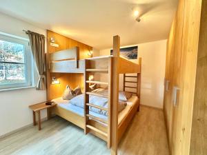 1 dormitorio con literas en una habitación en Schofer Eck - fewo-badhindelang, en Bad Hindelang 21 fotos más