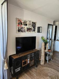 Televízia a/alebo spoločenská miestnosť v ubytovaní Les Appartements aux Restanques du Golfe de St Tropez - maeva Home - Appartement 2 pièces 4 personnes avec une magnifique vue mer - Prestige - super Home MAE-1035
