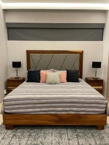Postel nebo postele na pokoji v ubytování Luxurious Condo Colozza SohoPV 1Bed 2Bath