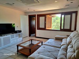 Μια τηλεόραση ή/και κέντρο ψυχαγωγίας στο Forno Beach House