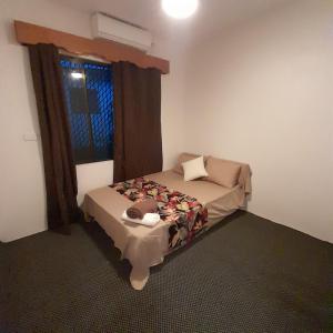 une chambre avec un lit et une fenêtre dans l'établissement bestwest apartments, à Nadi