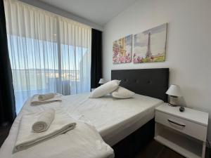 Un dormitorio con una cama con toallas. en Grand Sapphire Deluxe Residances, en Saint Yeorgios 190 fotos más