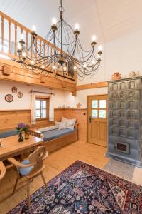 a bedroom with a bed and a chandelier at SCHILCHERLANDLEBEN - Weingartenhaus in Sankt Stefan ob Stainz