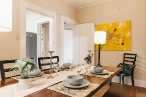 une salle à manger avec une table, des chaises et un tableau dans l'établissement December Group Retreat 4BR Victorian Home, UT & Downtown, à Austin