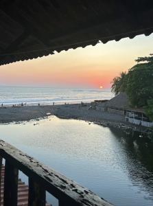 ラ・リベルタードにあるKarma Muse Hotelのデッキから夕日のビーチの景色を望めます。 +10枚の写真