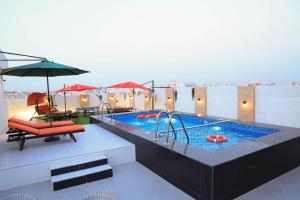 Bazén v ubytování فندق تارا بلس Tara Plus Hotel nebo v jeho okolí