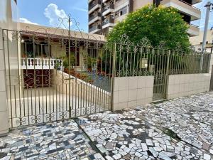a gate in front of a building next to a building at Casa lindíssima para a Cop30 in Belém +12 photos