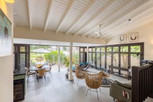 Ruang duduk di Blue Bay - Tropical Art Escape