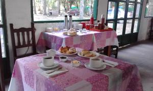 una mesa con un mantel rosa con comida. en El Viejo Molino en San Bernardo