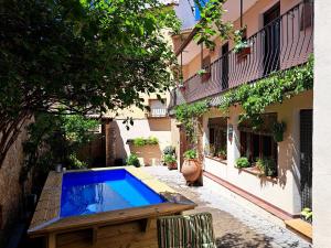 una piscina in un cortile accanto a un edificio di Casa Rural de Lucía a Horche