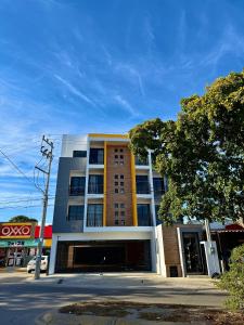 um edifício amarelo e branco numa rua da cidade em Hotel Faava em Mazatlán