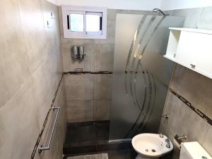 Un baño de Departamento Nuevo! 2 Dormitorios LA FALDA CORDOBA 23 fotos más