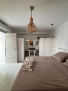 ein Schlafzimmer mit einem großen Bett mit Handtüchern darauf in der Unterkunft Casa Alcalá 19 in Alcalá