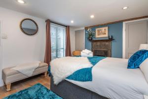 a bedroom with a large bed and a mirror at Chic 1-bed Garden Flat, London, Convenient for Tower Bridge, Great Public Transport in London