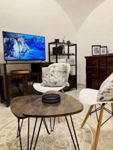 Televízia a/alebo spoločenská miestnosť v ubytovaní Cozy Medieval Nest