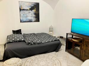 Posteľ alebo postele v izbe v ubytovaní Cozy Medieval Nest