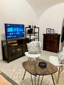 Televízia a/alebo spoločenská miestnosť v ubytovaní Cozy Medieval Nest