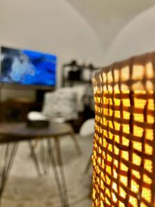Televízia a/alebo spoločenská miestnosť v ubytovaní Cozy Medieval Nest